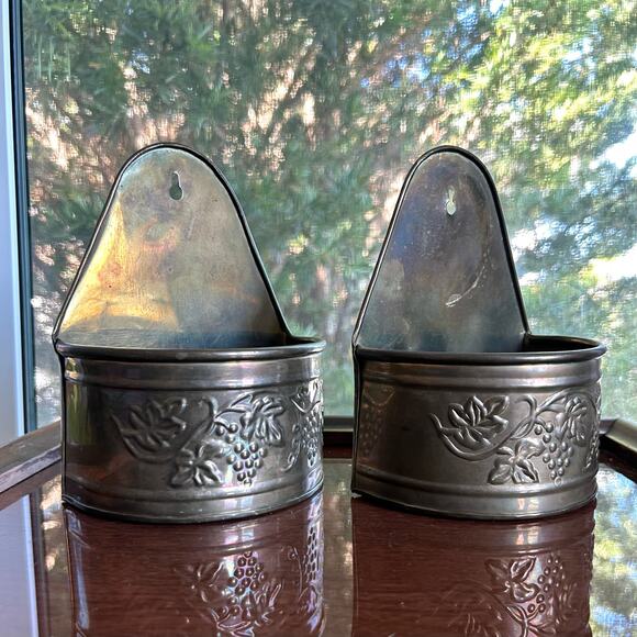 Pair of Vintage Hosley Brass Wall Planters – Embossed Grapevine Design - Picture 4 of 14